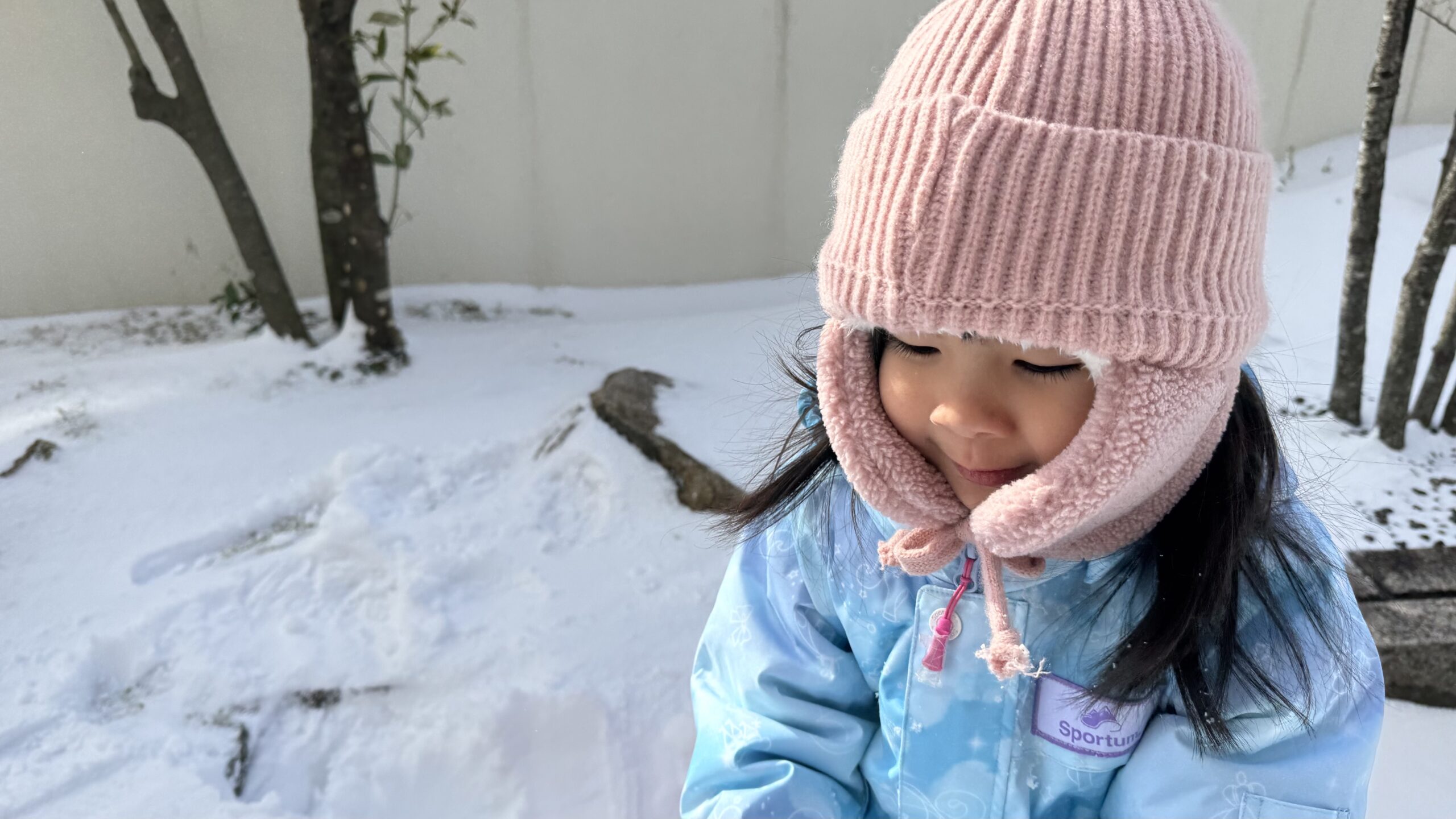 雪遊びをする子供